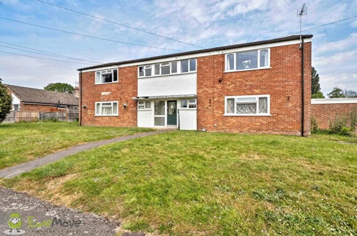 2 Bedroom Flat For Sale In Maple Grove, Tadley, Hampshire, RG26