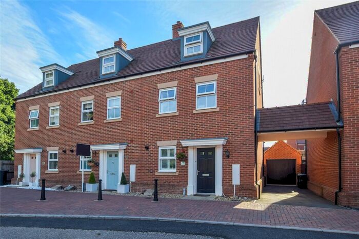 3 Bedroom End Of Terrace House To Rent In Shearwater Road, Hemel Hempstead, Hertfordshire, HP3
