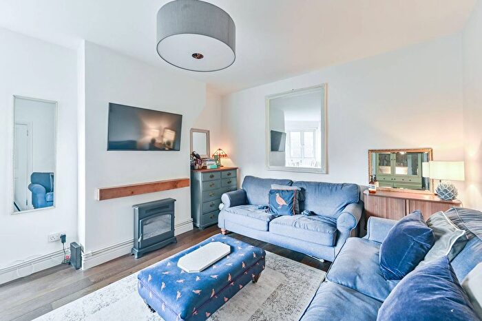 2 Bedroom Flat To Rent In Dorset Road, Oval, London, SW8