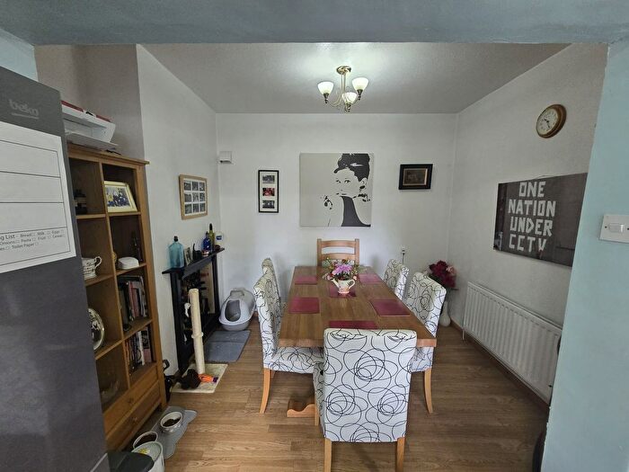 3 Bedroom Semi-detached House For Sale In Wrexham Avenue, Walsall, WS2