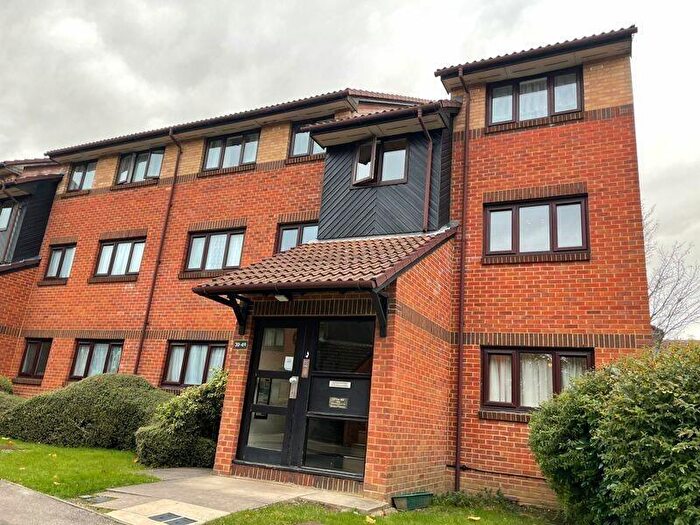 1 Bedroom Flat To Rent In Pavilion Way, Edgware, Greater London, HA8