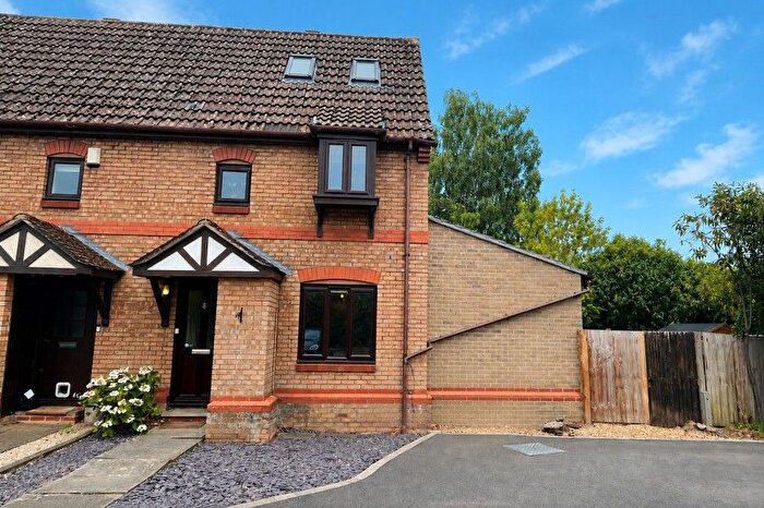 2 Bedroom Property To Rent In Devoil Close, Guildford, GU4