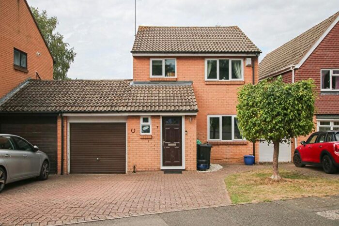 3 Bedroom Link Detached House For Sale In Kestrel Way, Wokingham, RG41