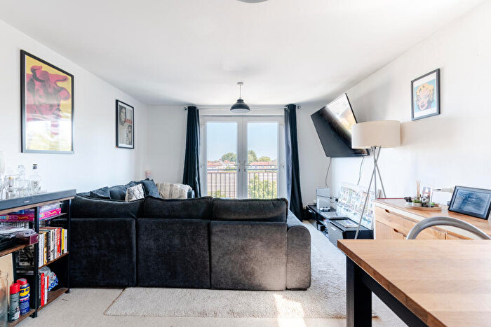 2 Bedroom Flat For Sale In Hollybrook Park, Kingswood, BS15
