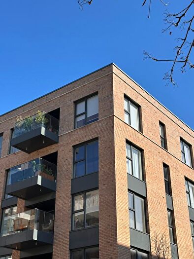 2 Bedroom Flat To Rent In Fairbourne Road, London, SW4