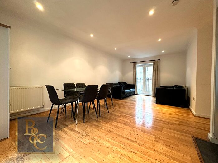 3 Bedroom Flat For Sale In Northpoint Square, London, NW1