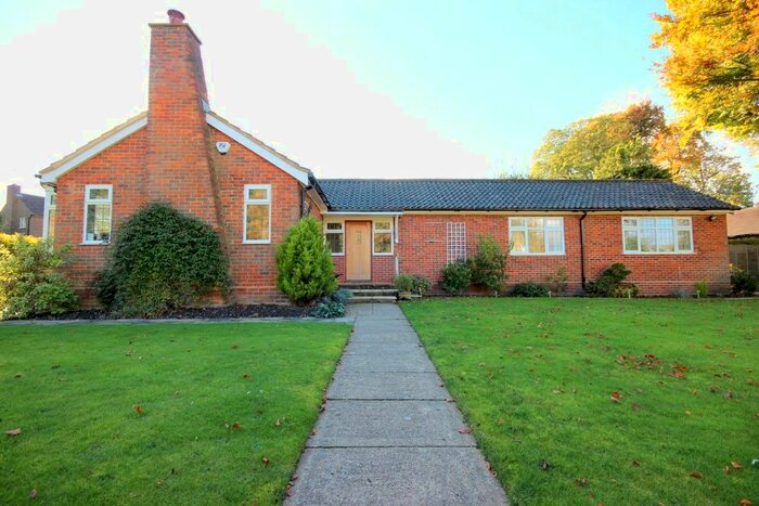 4 Bedroom Bungalow To Rent In Levylsdene, Guildford, Surrey, GU1