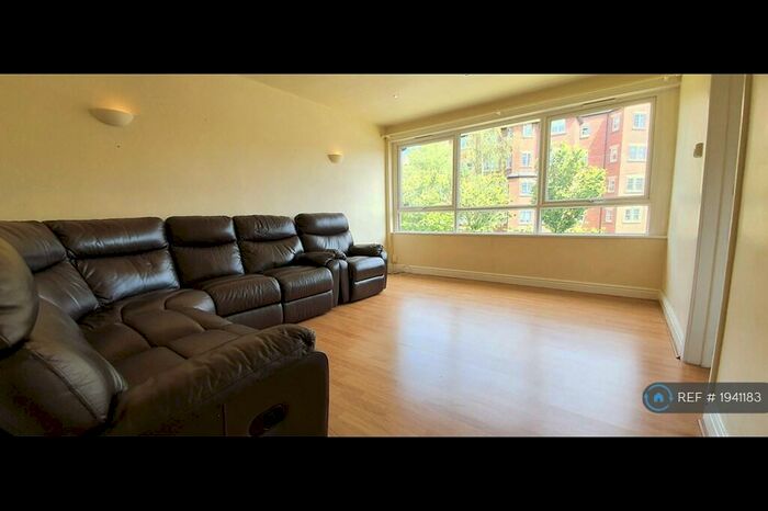 2 Bedroom Flat To Rent In Falkland Court, Leeds, LS17