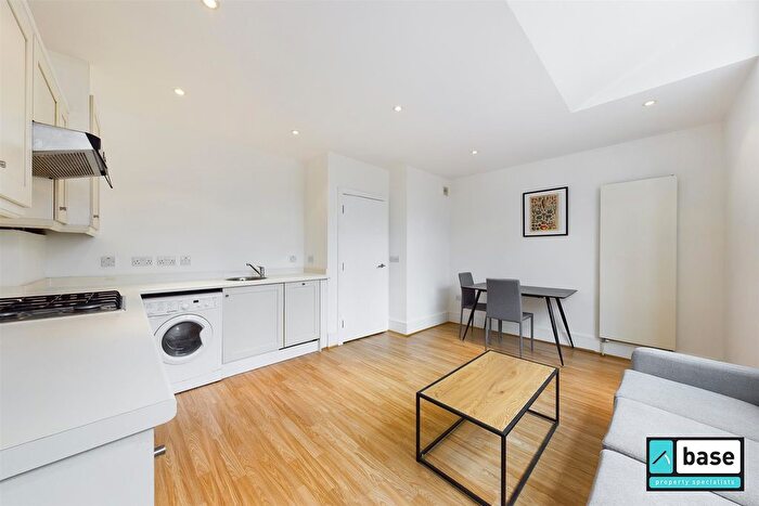 1 Bedroom Flat To Rent In Bernhard Baron House, Henriques Street, Aldgate East, E1