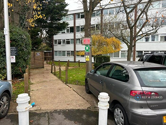 2 Bedroom Flat To Rent In Long Green, Essex, IG7
