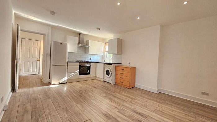 1 Bedroom Flat To Rent In Long Lane, London, N3