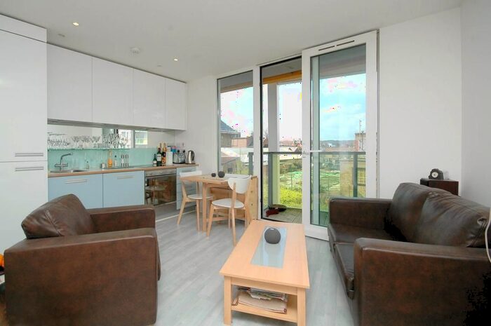 Studio To Rent In Chadwell Lane, London, N8