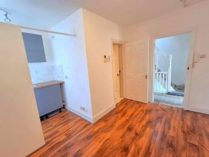 Studio To Rent In Hendon, London, NW4
