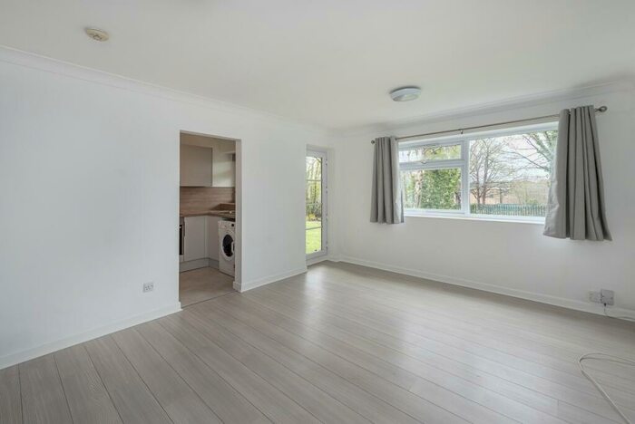 2 Bedroom Flat To Rent In Carlton Road Harpenden, AL5