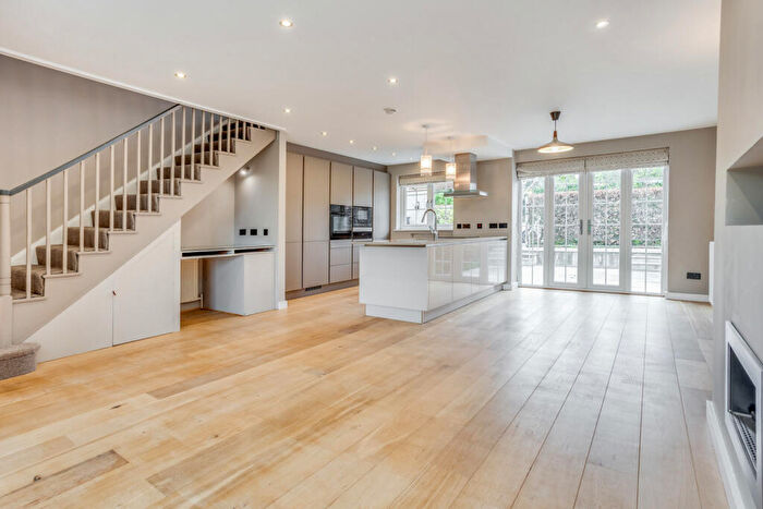 3 Bedroom Detached House To Rent In The Crescent, Pendleton Road, Redhill, RH1