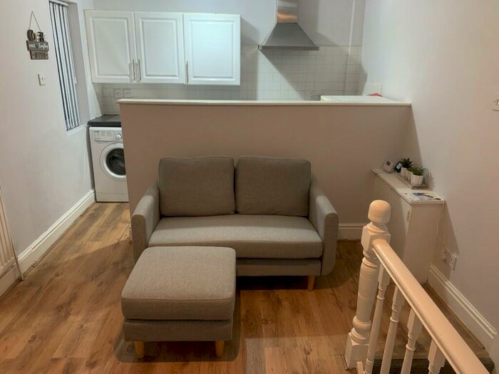 1 Bedroom Flat To Rent In Aigburth Road, Liverpool, Merseyside, L17