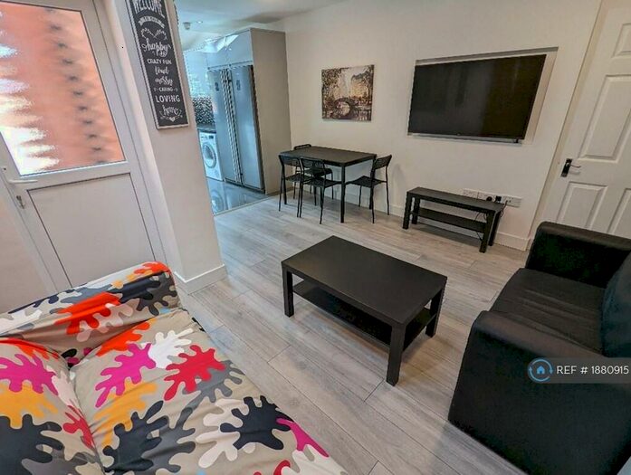 6 Bedroom Terraced House To Rent In Grange Avenue, Reading, RG6