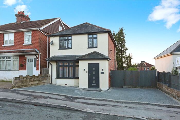 3 Bedroom Detached House For Sale In Hillside Avenue, Southampton, SO18
