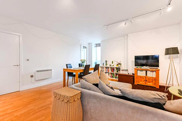 2 Bedroom Flat To Rent In Axminster Road, Holloway, London, N7