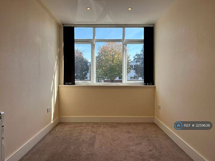 1 Bedroom Flat To Rent In Abbey House, Horsham, RH13