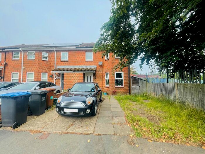 3 Bedroom Property To Rent In Broadwater Crescent, Welwyn Garden City, AL7