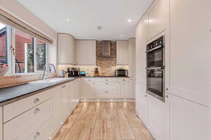 4 Bedroom Detached House For Sale In Willowdale Close, Stroud, Hampshire, GU32