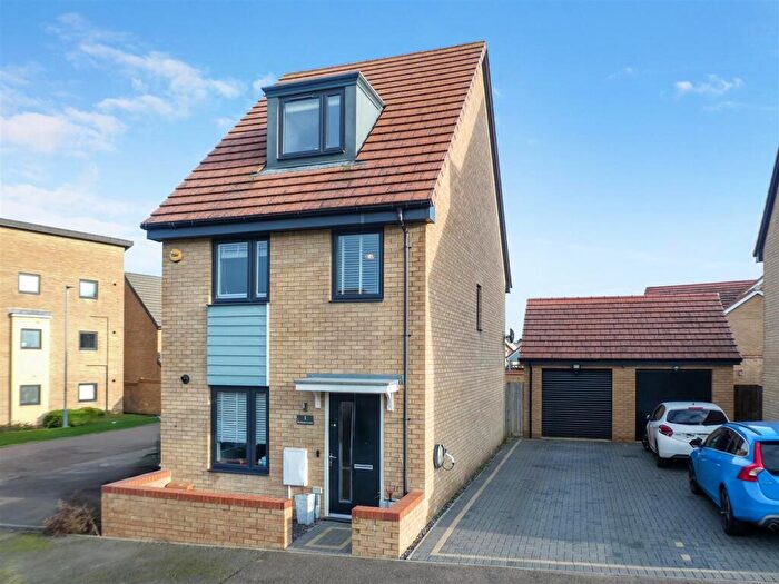 3 Bedroom Detached House For Sale In Berrenda Avenue, Whitehouse, MK8