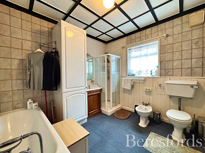 2 Bedroom Bungalow For Sale In Haynes Road, Hornchurch, RM11