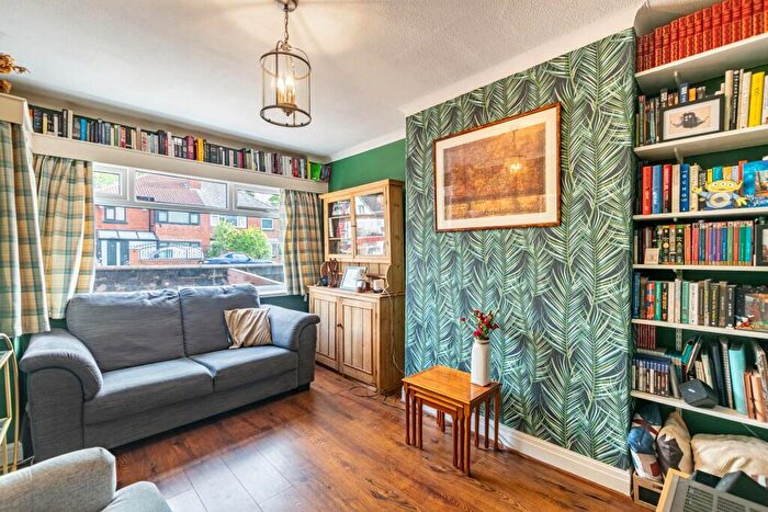 2 Bedroom End Of Terrace House To Rent In St. Annes Drive, Leeds, Headingley, LS4