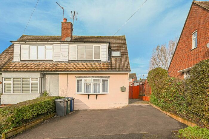 3 Bedroom Semi-Detached House To Rent In Farm Close, High Barnet, Barnet, EN5