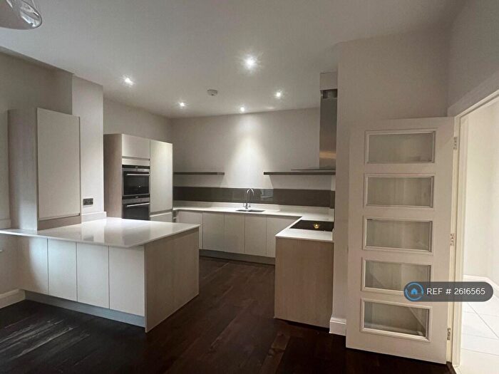 2 Bedroom Flat To Rent In Old Post Office House, Harpenden, AL5