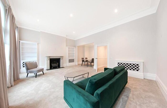 3 Bedroom Apartment To Rent In Baker Street, Marylebone, London, NW1