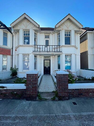 Flat To Rent In Langdale Gardens, Hove, BN3