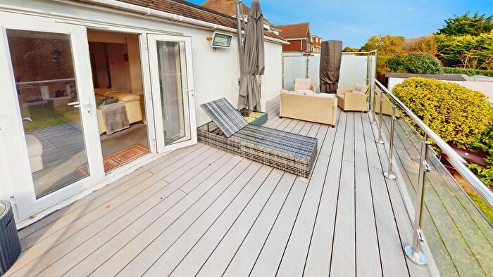 3 Bedroom Bungalow To Rent In Benfield Way, Hove, BN41