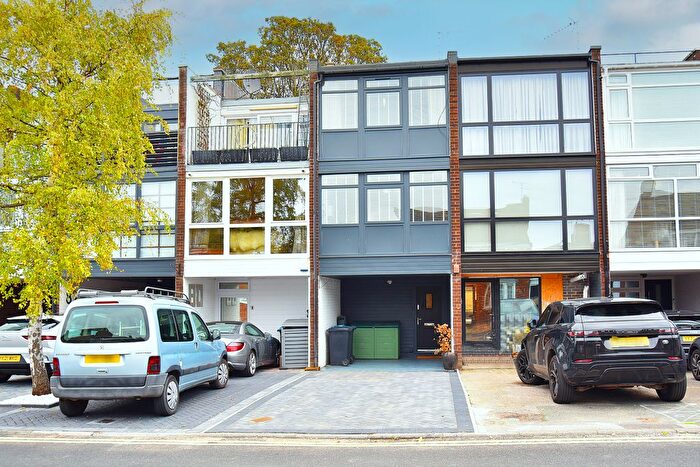 3 Bedroom Town House For Sale In Harcourt Drive, Harrogate, HG1