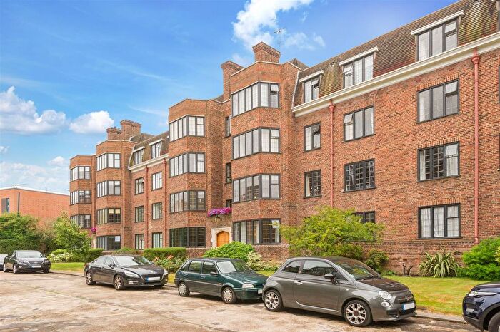 3 Bedroom Flat To Rent In Manor Fields, London, SW15