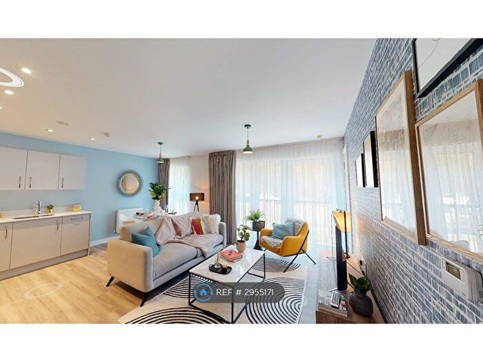 2 Bedroom Flat To Rent In Bartley Square, Hook, RG27