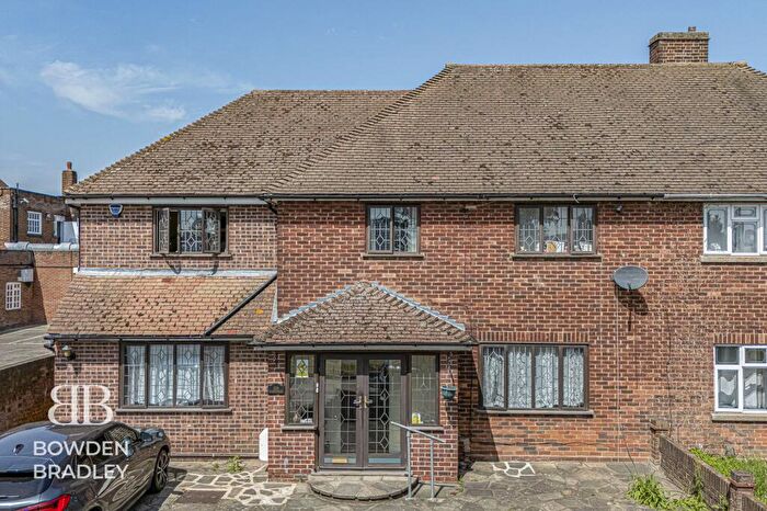 4 Bedroom Semi Detached House For Sale In Havering Road, Collier Row, RM1