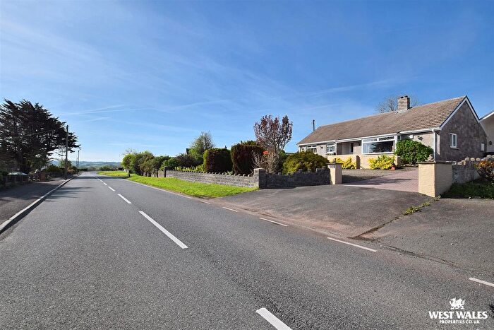 3 Bedroom Detached Bungalow For Sale In Hilltop Way, Parcllyn, Cardigan, SA43