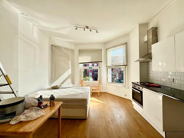 Flat To Rent In Manstone Road, Kilburn, NW2