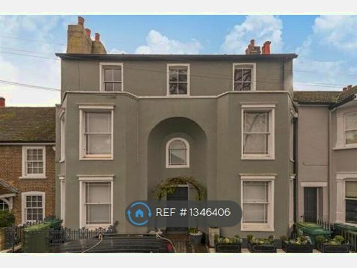 2 Bedroom Flat To Rent In French Street, Lower Sunbury, TW16