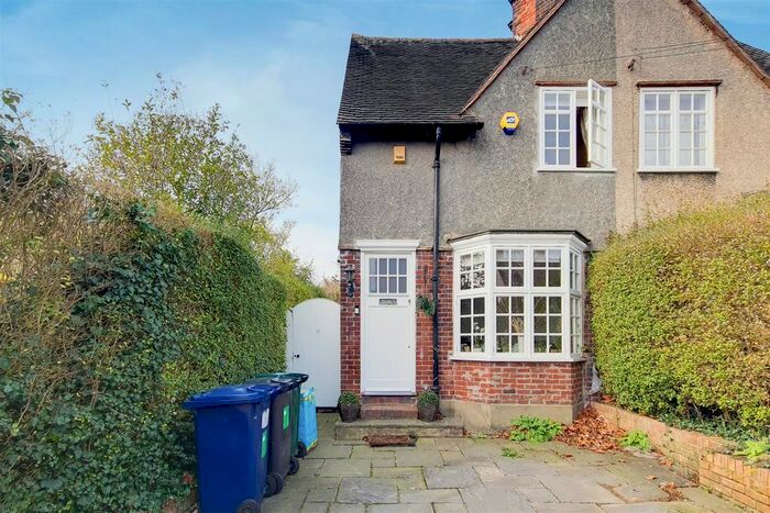 2 Bedroom Semi-Detached House To Rent In Midholm, London NW11