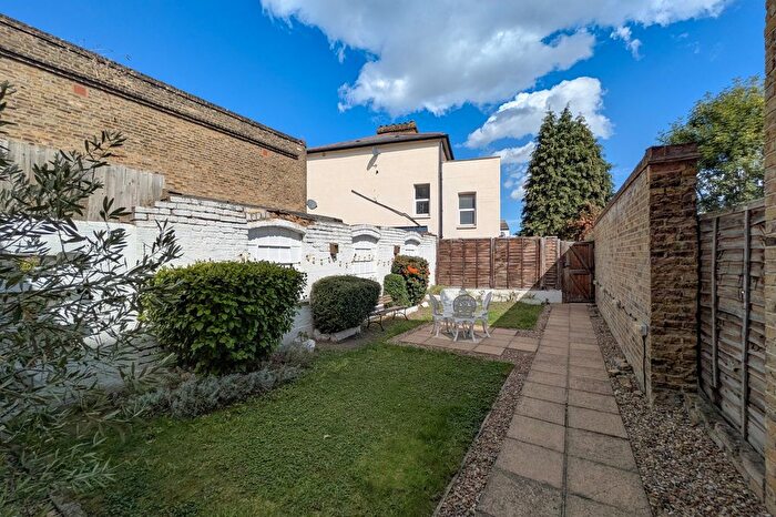 3 Bedroom Flat To Rent In Lordship Lane, London, SE22