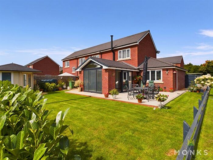 3 Bedroom Semi-Detached House For Sale In Garside Close, Hengoed, SY10