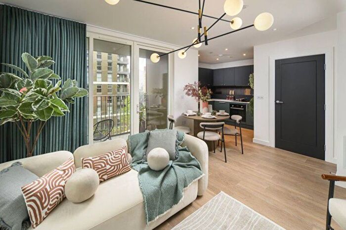 2 Bedroom Flat For Sale In Eden Grove, Staines, Surrey, TW18