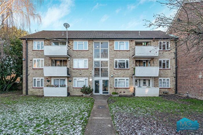 3 Bedroom Apartment For Sale In Capel Close, London, N20