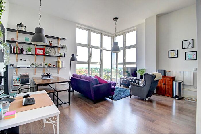 2 Bedroom Apartment For Sale In Alencon Link, Basingstoke, RG21