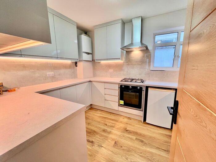 3 Bedroom Flat To Rent In Thornbury Road, Isleworth, TW7