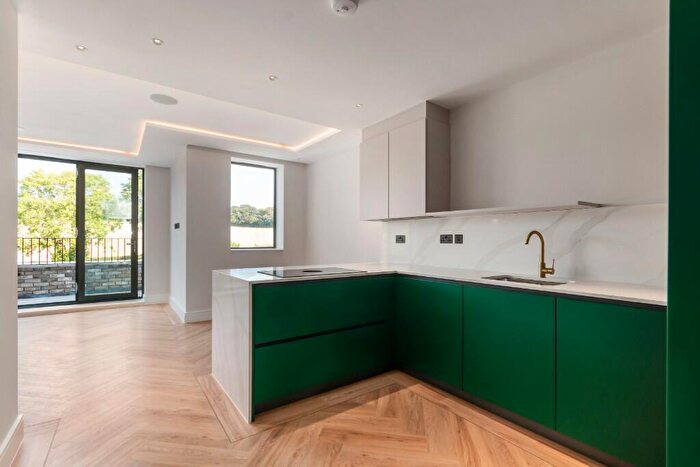 1 Bedroom Flat To Rent In Cockfosters Road, Barnet, North London, EN4