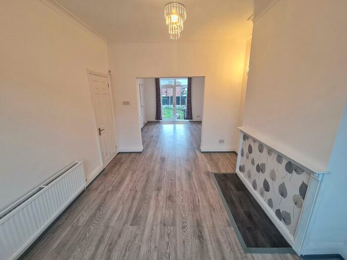 3 Bedroom Semi-Detached House To Rent In Turncroft Lane, Stockport, SK1